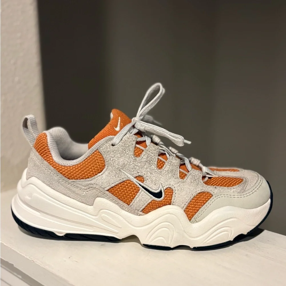 Nike Tech Hera Monarch Light Bone W Shoes Womens Size 5 DR9761-800